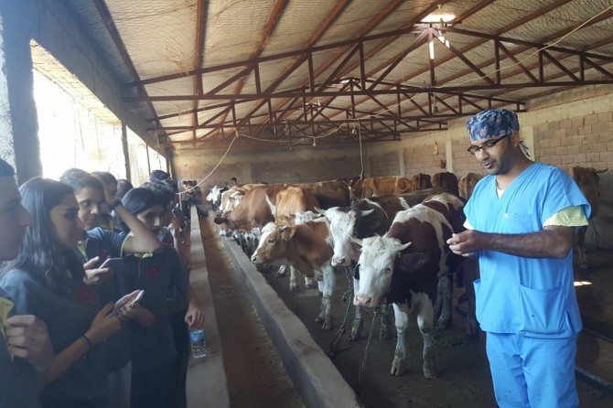 Veteriner adaylarına uygulamalı tanıtım yapıldı