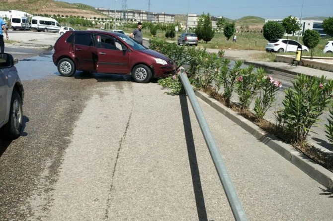 Siirt'te öğrencileri taşıyan otomobil kaza yaptı: 2 yaralı