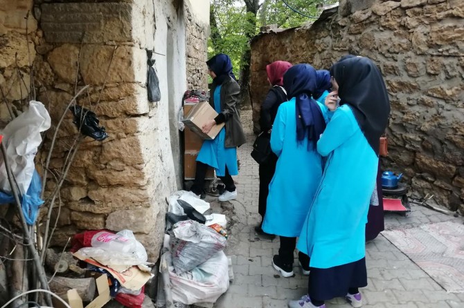 Bitlis Anadolu Kız İHL öğrencileri evlerinden getirdikleri gıdayı ihtiyaç sahiplerine dağıttılar