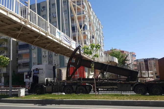 Batman'da malzeme yüklü TIR üst geçide çarptı
