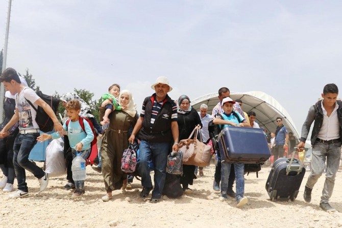 Syrians flock to the border gates for Eid al-Adha