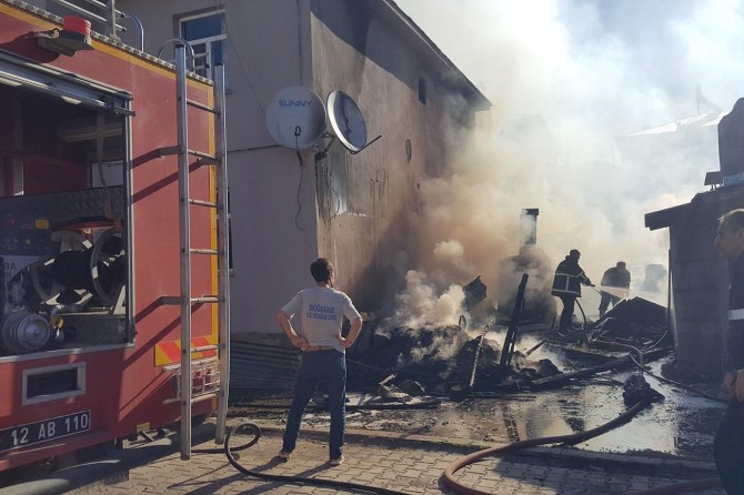 ​Bingöl'de odunlukta çıkan yangın korkuttu