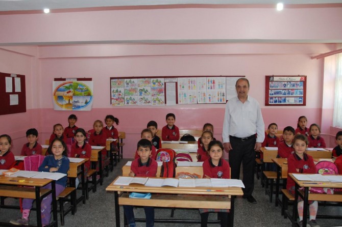 Bitlis'te yaklaşık yarım asırdır aynı okulda eğitim veren öğretmen ödüllendirildi