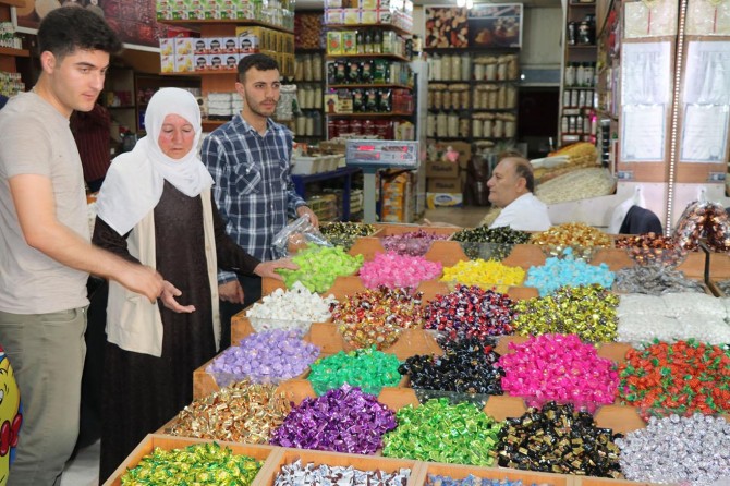 Rengarenk bayram şekerleri tezgâhları süslüyor