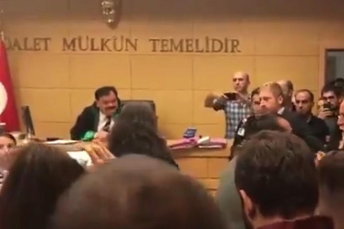 Kısa etek giyen avukata tepki gösteren hakim görevinden uzaklaştırıldı