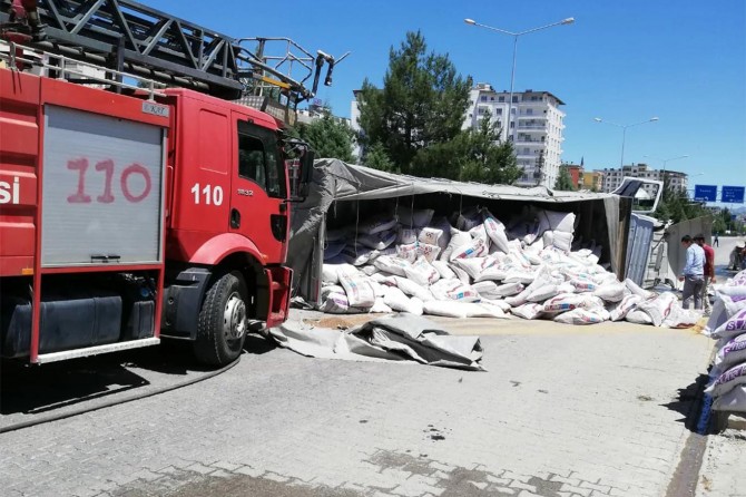 Kozluk'ta yem yüklü TIR devrildi