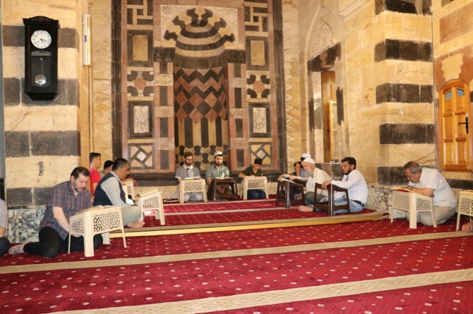 İtikâf için camiye kapandılar