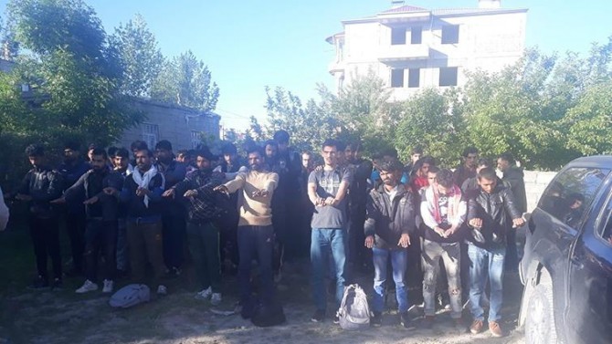 Metruk bir binada 126 kaçak göçmen yakalandı