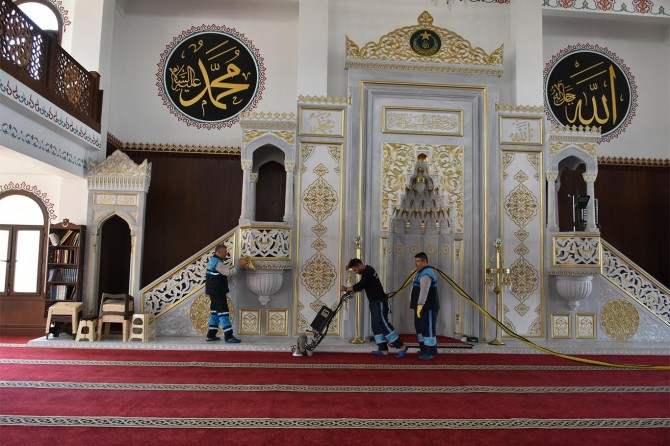 Camilerde Kadir Gecesi ve bayram temizliği yapıldı