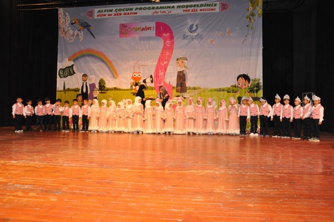 Kur'an'ı hatmeden miniklere taç giydirilip, diplomaları verildi