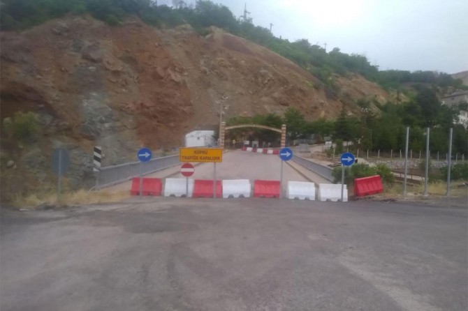 Maden'de yıkılma tehlikesi olan köprü trafiğe kapatıldı