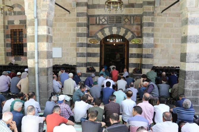Ramazan’ın son cumasında vatandaşlar camilere sığmadı