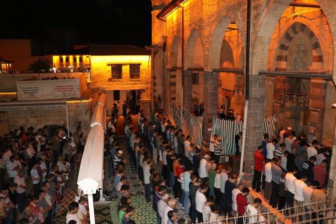 Gaziantep’te tarihi camiler Kadir Gecesi’nde doldu taştı