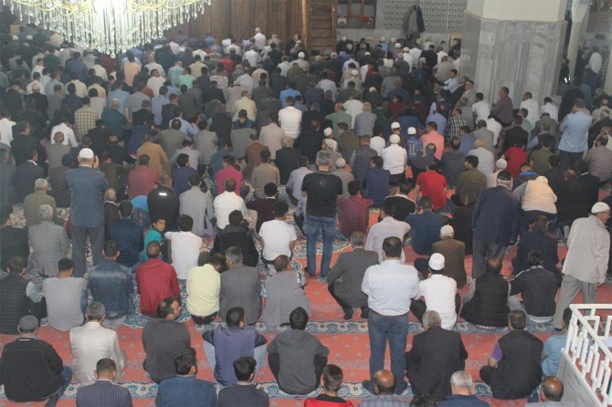 Van’da Kadir Gecesi'nde camiler doldu taştı