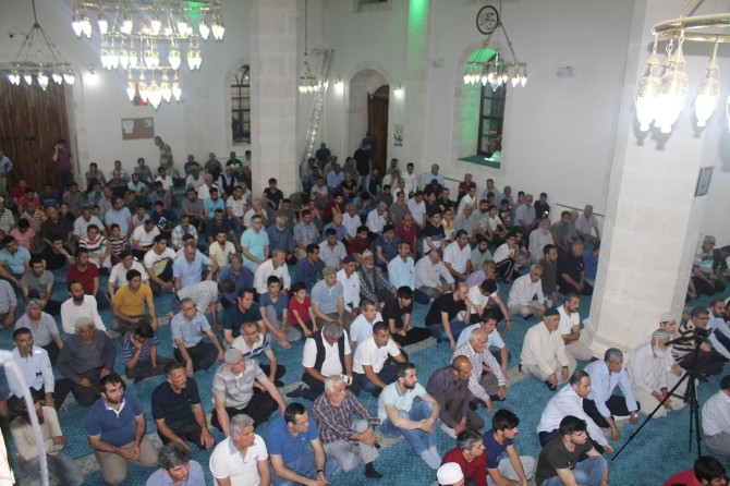 Adıyaman'da Camiye sığmayan cemaat namazı dışarıda kıldı