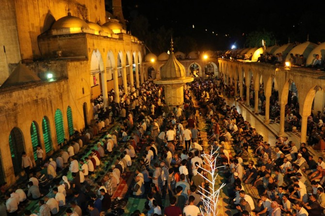 Peygamberler şehri Şanlıurfa’da Kadir Gecesi yoğunluğu