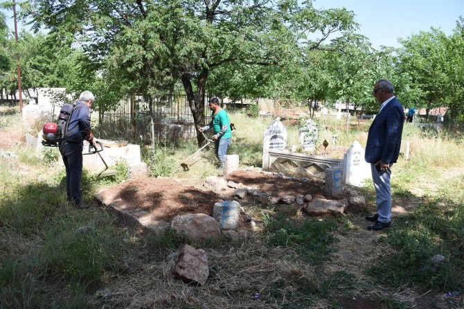 Hilvan Belediyesinden bayram öncesi mezarlık temizliği