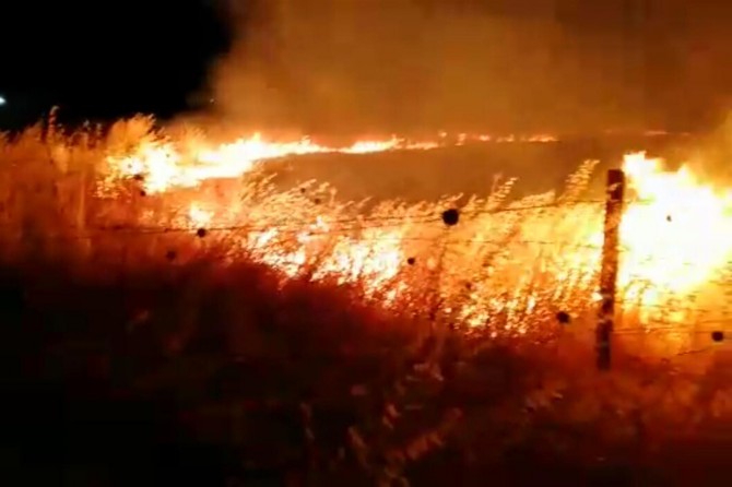 Suriye sınırında çıkan yangın büyüyerek devam ediyor