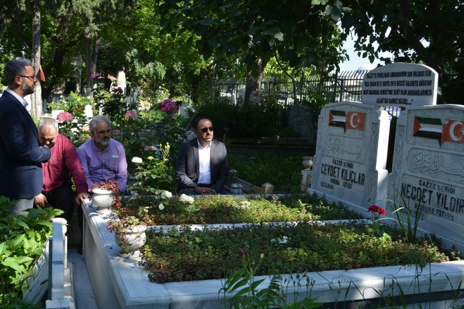 Elibüyük Mavi Marmara şehidlerinin kabrini ziyaret etti