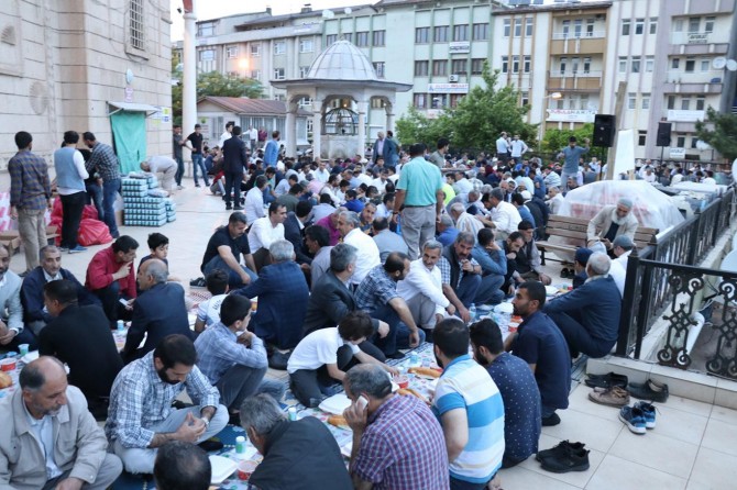 Bingöl Ulu Camii’nde Kadir Gecesi'nde Ümmet İftarı ve Kur’an ziyafeti