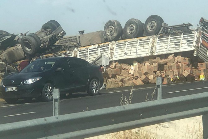 Kızıltepe'de yemeklik yağ yüklü TIR devrildi: 1 yaralı