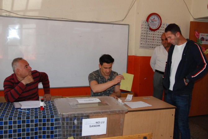 Bitlis'in Gazibey Mahallesi'nde muhtarlık seçimi için seçmen sandık başına gitti