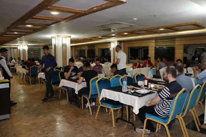 Batman'da çiğköfteciler sahurda buluştu