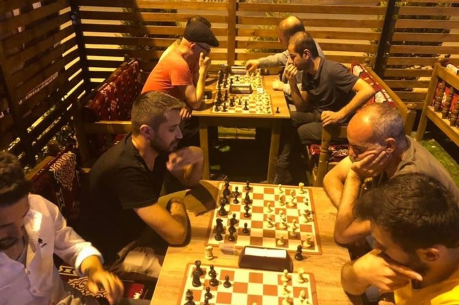 Mardin'deki satranç turnuvasında sahura kadar satranç oynuyorlar