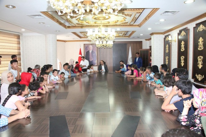 Yetim ve öksüzlerin sıkıntılarını gidermekle mükellefiz