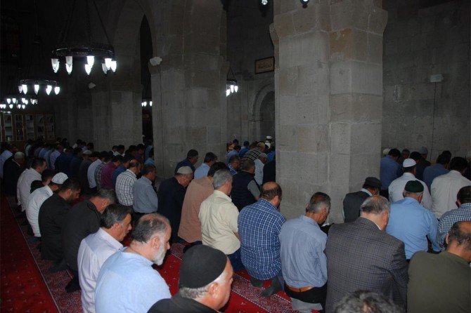 Bitlisliler son teravih namazı camilere akın etti