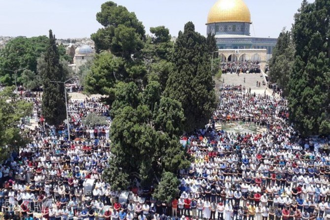 Hundreds of thousands flocked to the Masjid al-Aqsa