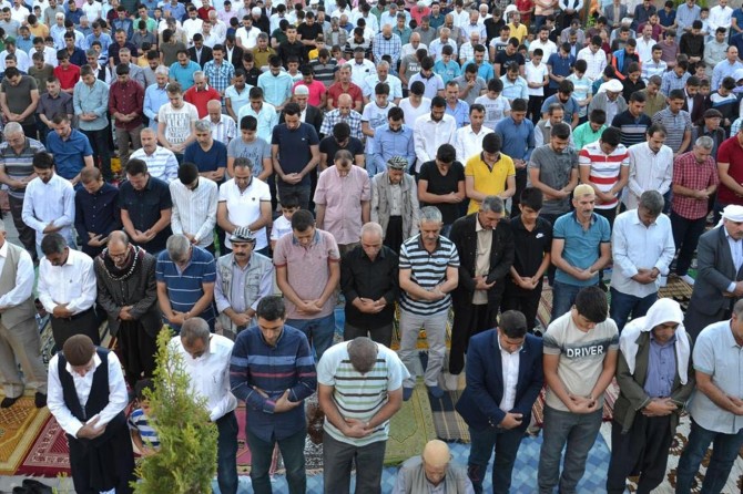 Bayram namazı meydanlarda kılınmalıdır