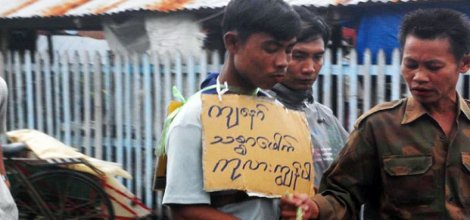 Putperest Budistler Arakan'da Müslümanları böyle aşağılıyor