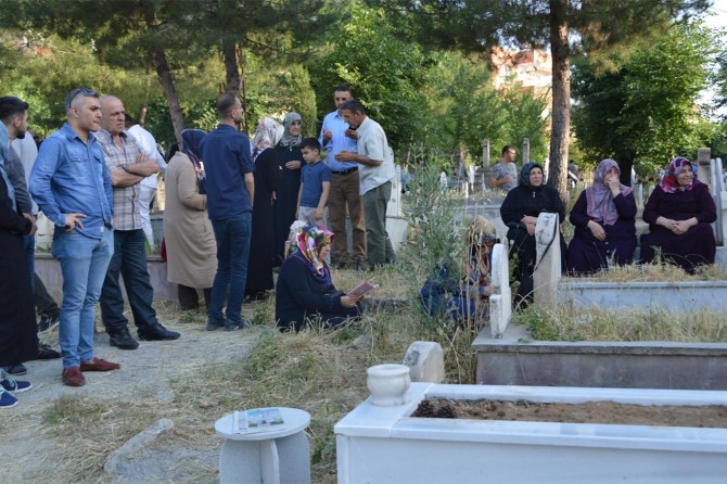 ​Siirtliler arefe günü mezarlıklara akın etti