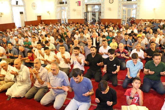 Türkiye’de bayram namazı coşkusu