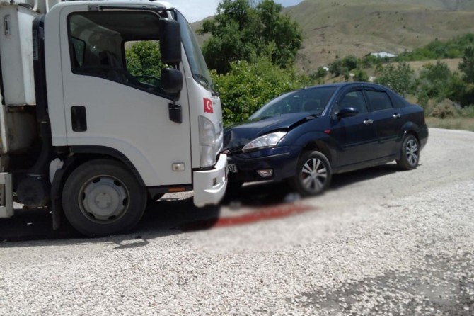 Palu'da çöp kamyonu ile otomobil çarpıştı: 1 yaralı