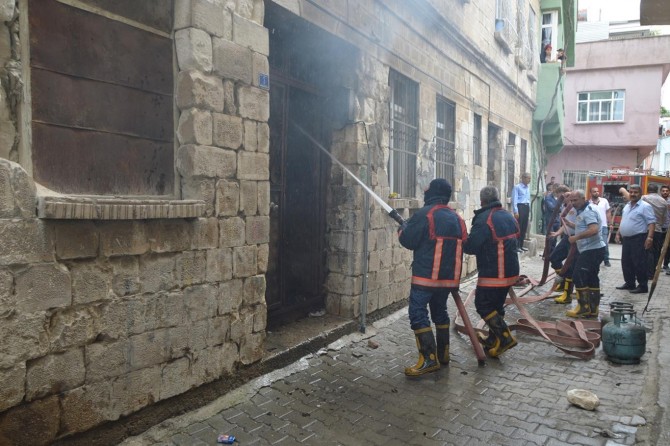 Siirt'te tüplerin bulunduğu binada çıkan yangın paniğe yol açtı