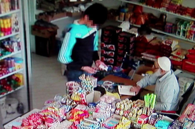 Nusaybin'de telefon hırsızı kameraya yakalandı