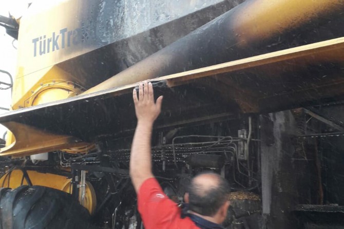 Nusaybin'de biçerdöver alev aldı, alevler ekinlere sıçradı