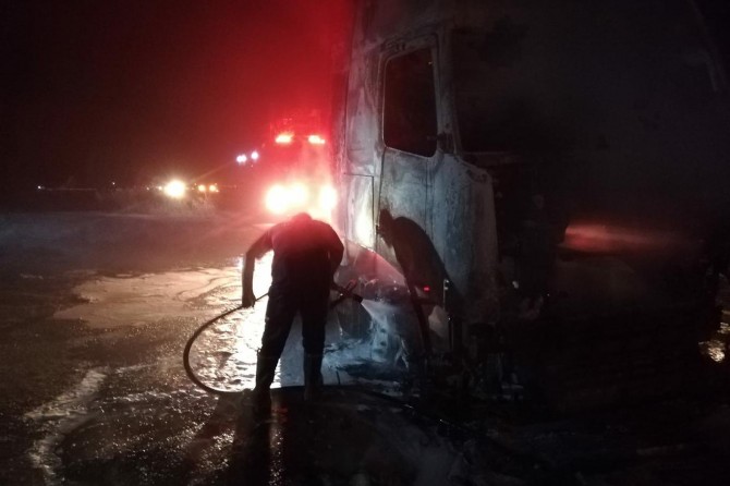 Nusaybin'de motoru alev alan TIR demir yığınına döndü