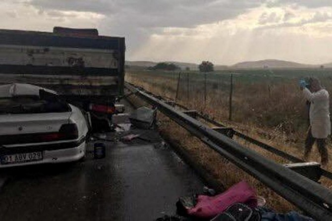 Gaziantep'te otomobil TIR'a çarptı: 2 ölü 6 ağır yaralı