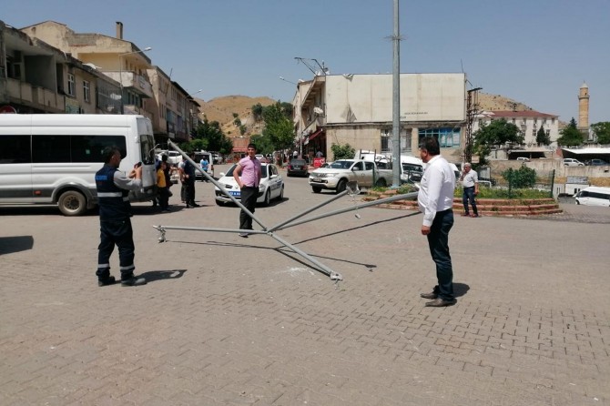 Kozluk'ta şiddetli rüzgâr aydınlatma direğini devirdi