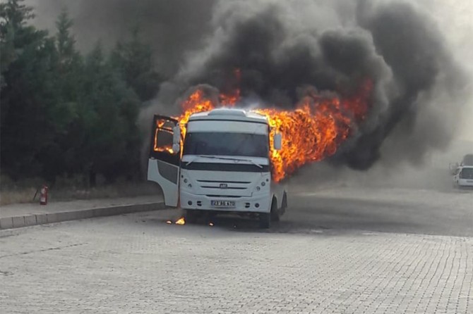 Elazığ’da yanan araçtan son anda atlayarak kurtuldu