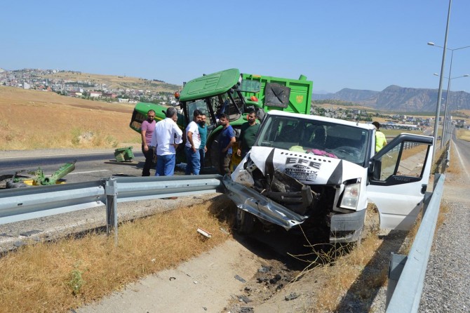 Siirt'te minibüs saman yüklü traktöre çarptı: 6 yaralı