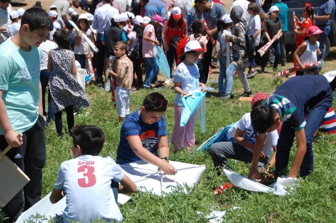 Çocuklarda çevre bilincini oluşturmak için uçurtma şenliği düzenlendi