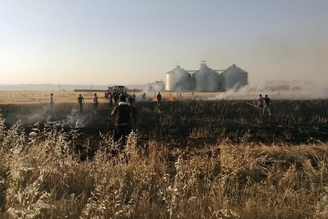 Çiftçilerin erken müdahalesiyle yangın büyümeden söndürüldü