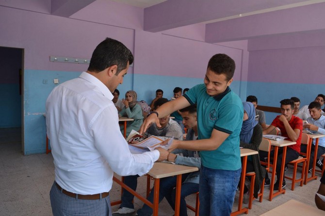 PKK'nin katlettiği öğretmenin okulunda karne töreni