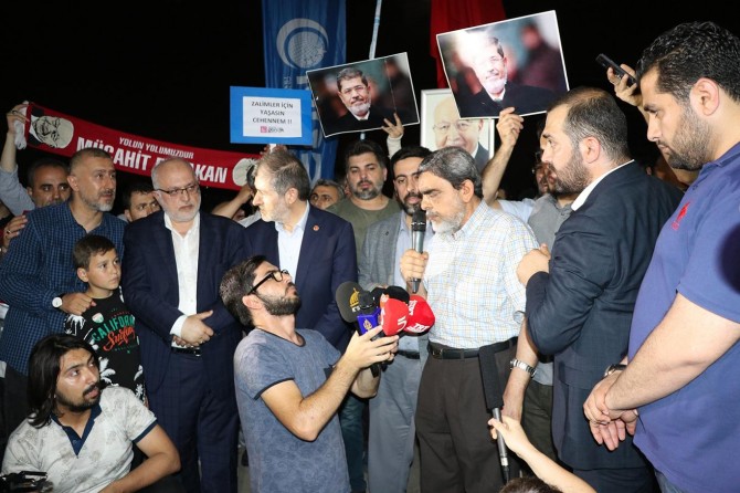 Mısır konsolosluğu önünde gıyabi cenaze namazı kılındı