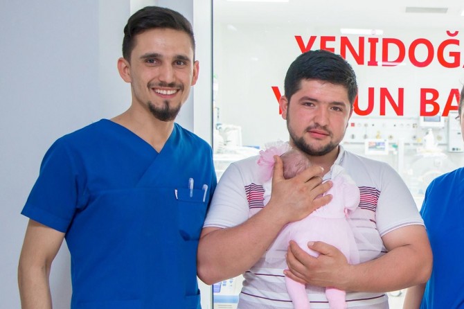 Parmak bebek yaşam mücadelesini kazandı