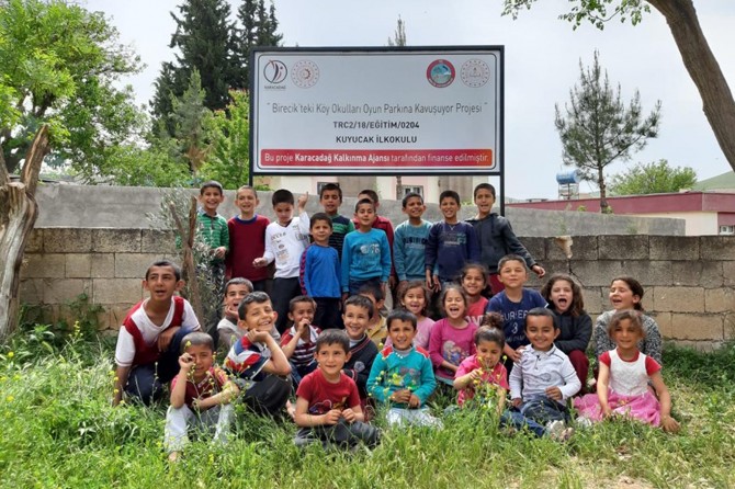 Birecik’te köy okullarına oyun parkı yapıldı